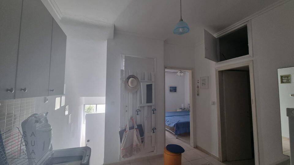 Heller Flur mit Garderobe und Türen, die zu den angrenzenden Zimmern führen.