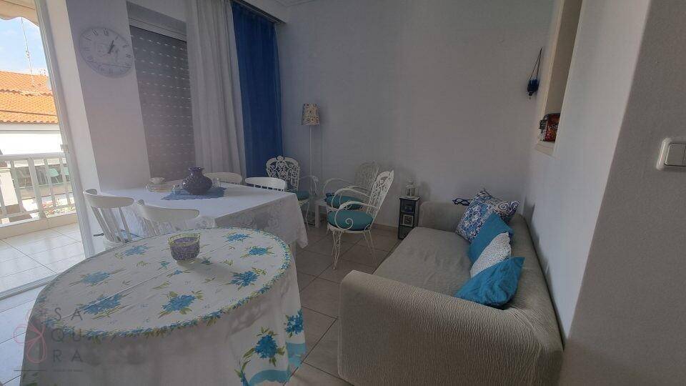 Wohnbereich mit Esstisch, Sofa und direktem Zugang zum sonnigen Balkon.