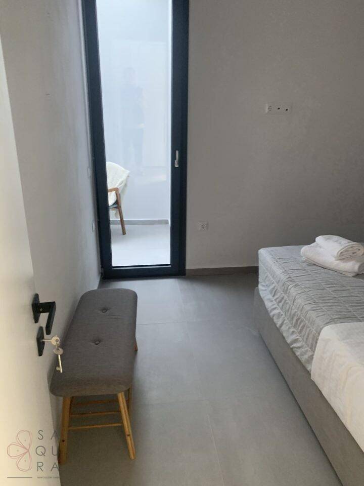Schlafzimmer mit Einzelbett und direktem Zugang zu einem Balkon oder einer Terrasse.