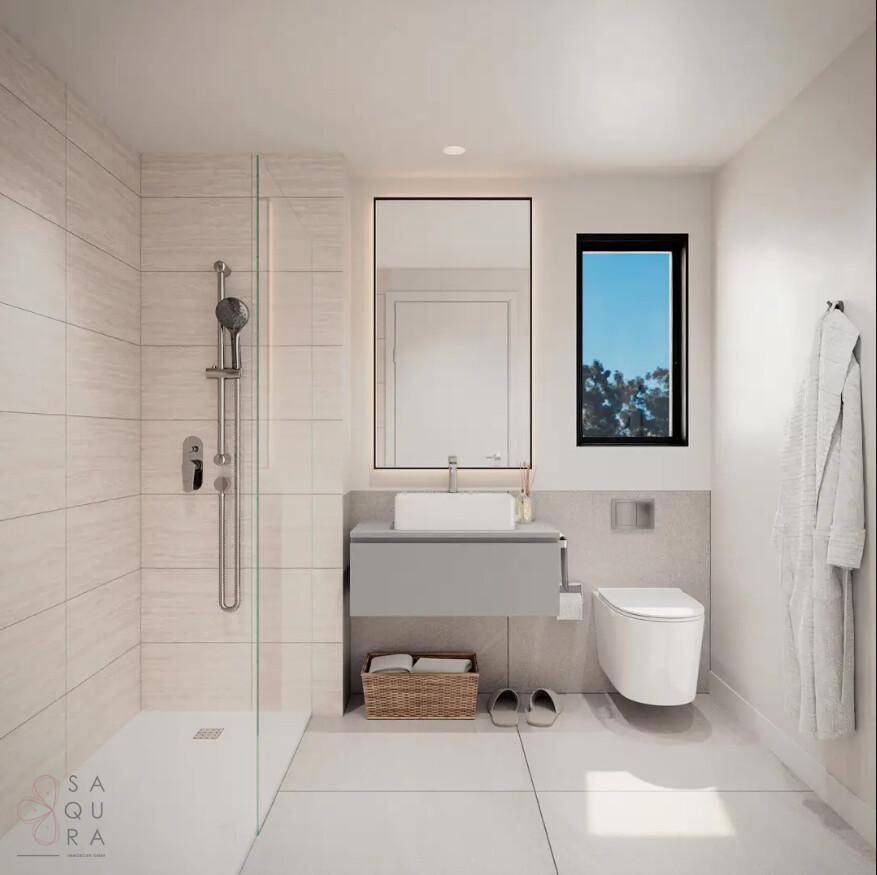 Modernes Badezimmer mit ebenerdiger Dusche, wandhängendem WC und Fenster für Tageslicht.