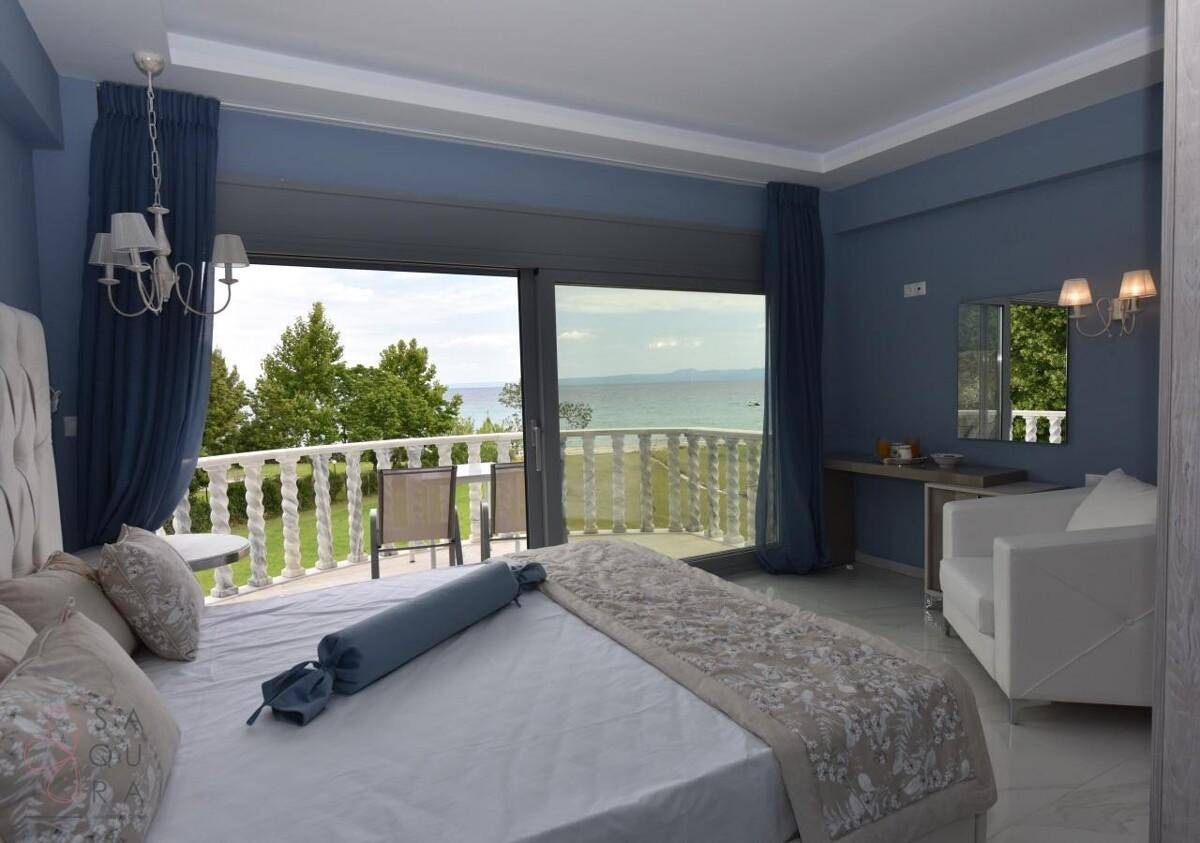 Schlafzimmer mit Balkonzugang und atemberaubendem Blick auf das Meer und die Küste.