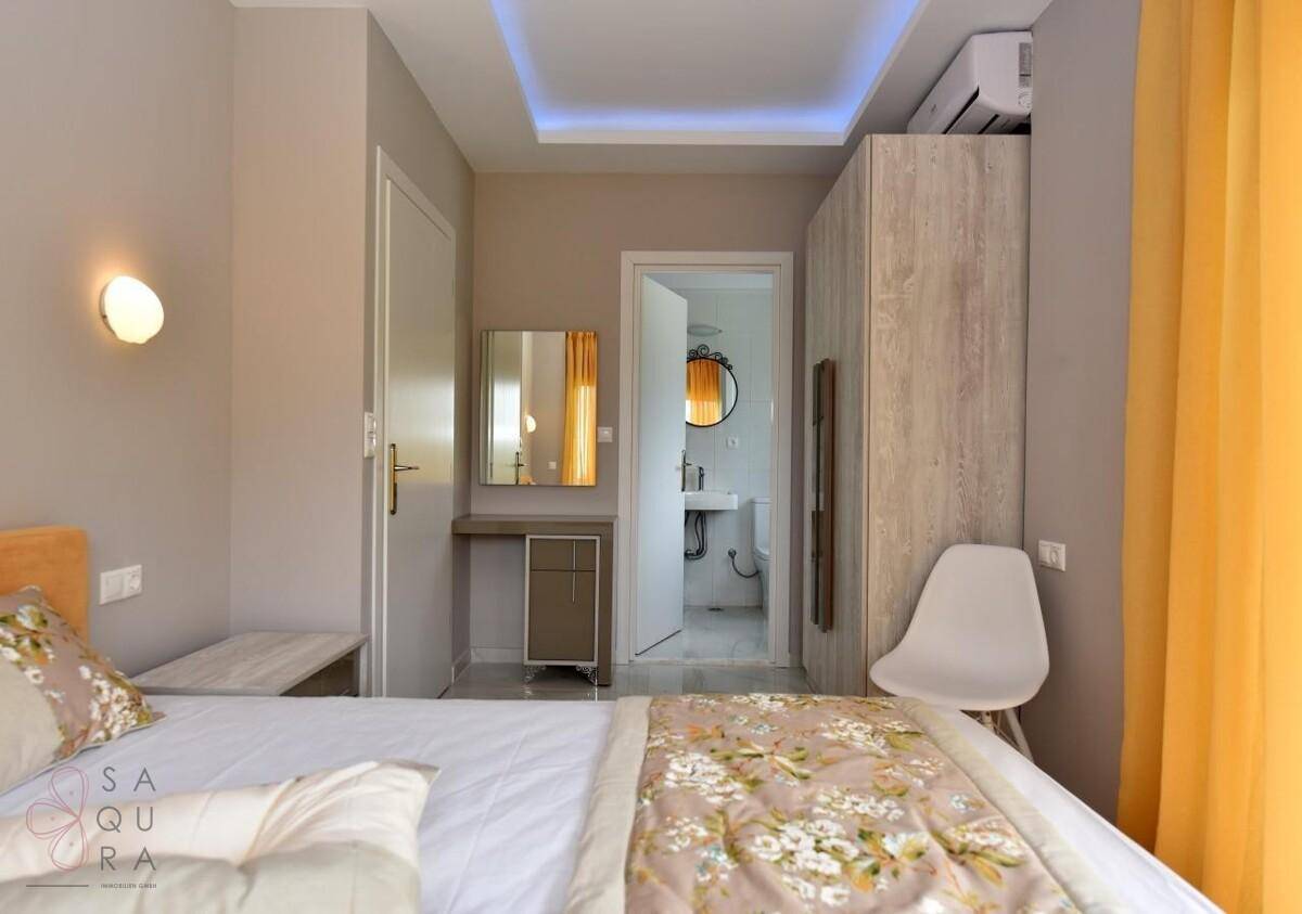 Gemütliches Schlafzimmer mit integriertem Kleiderschrank und Zugang zum eigenen Bad.