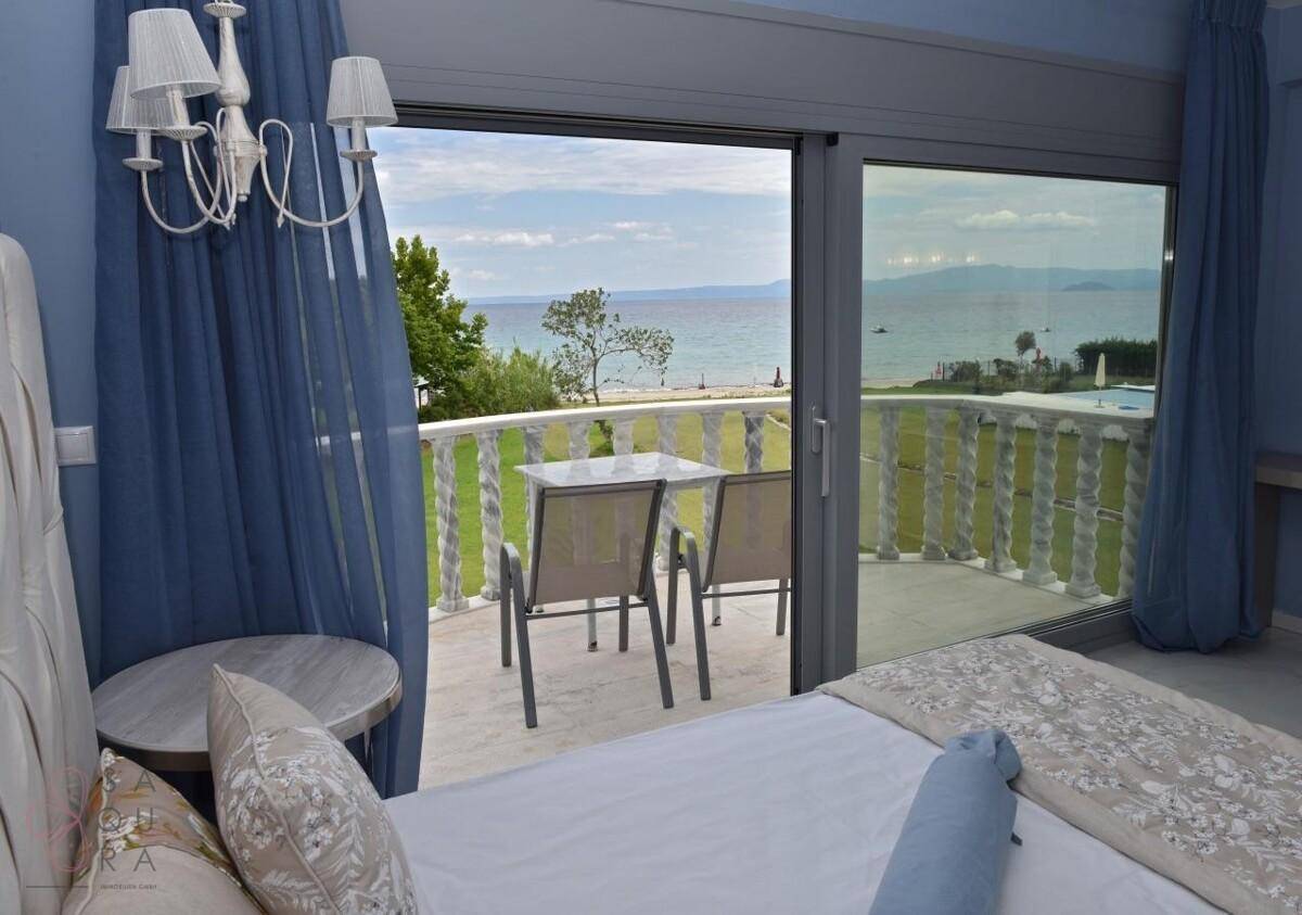 Helles Schlafzimmer mit direktem Zugang zum Balkon und weitem Meerblick.