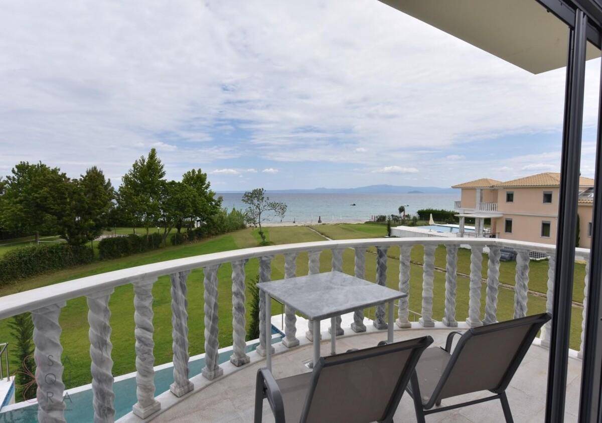 Privater Balkon mit Sitzgelegenheiten und herrlichem Panoramablick auf das Meer.