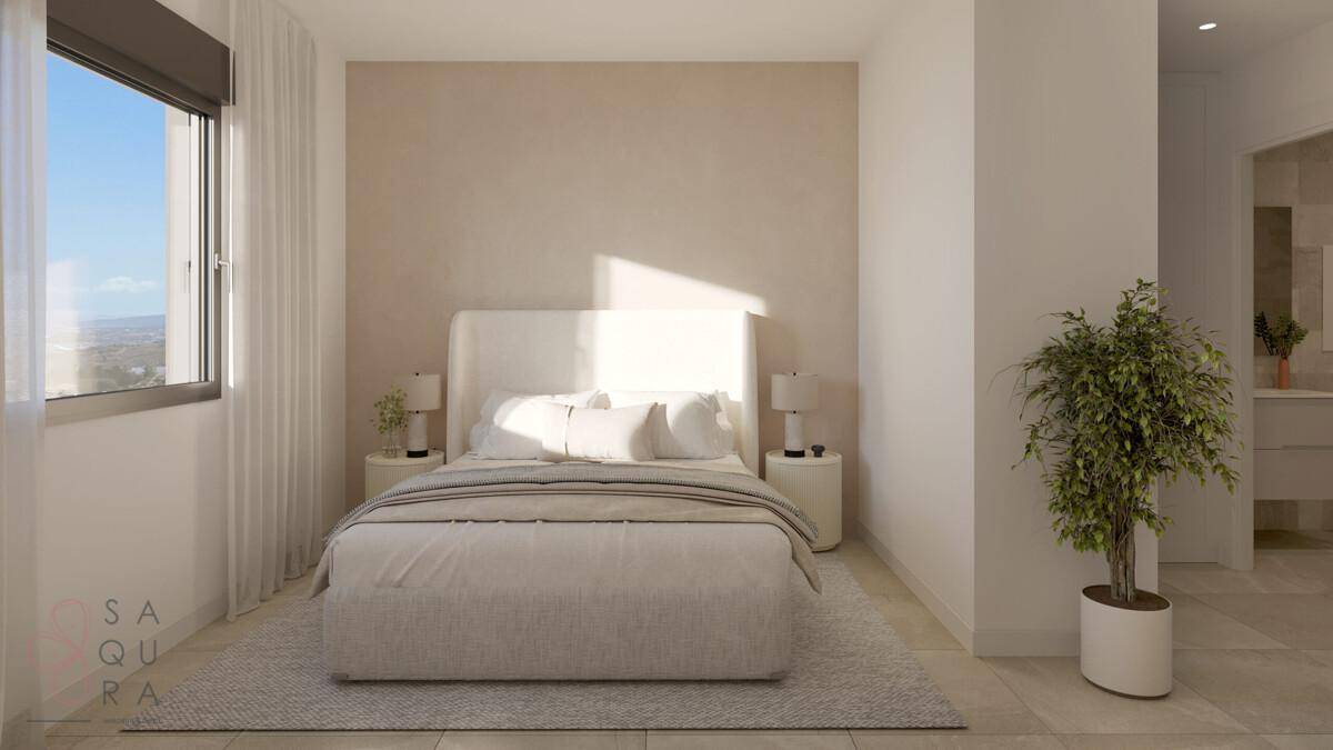 Helles Schlafzimmer mit Doppelbett, minimalistischer Einrichtung und großem Fenster für viel Tageslicht.