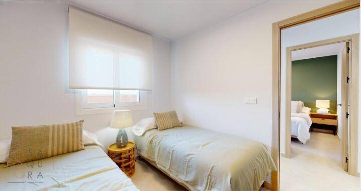 Helles Schlafzimmer mit zwei Einzelbetten und Fenster, ideal für Gäste oder Kinder.