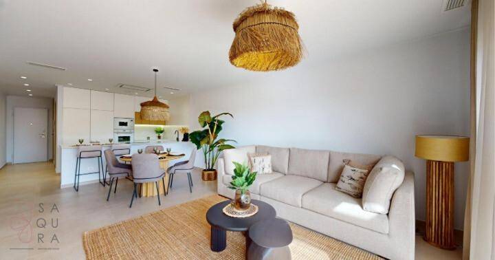 Heller offener Wohn-Essbereich mit integrierter Küche und modernem Interieur, sehr geräumig.