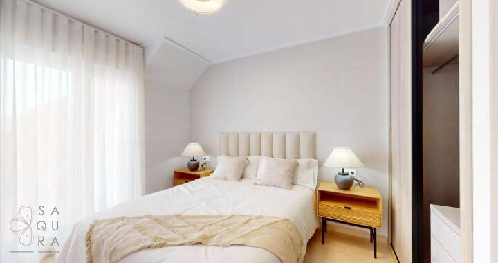 Helles Schlafzimmer mit Doppelbett, Nachttischen und Einbauschrank, sehr komfortabel.