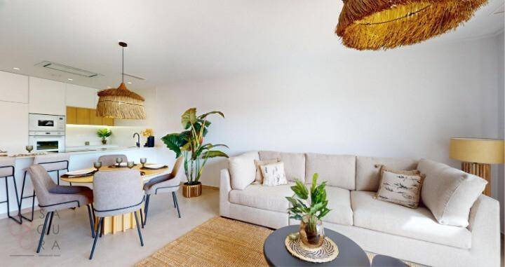 Heller offener Wohn-Essbereich mit integrierter Küche und modernem Interieur, sehr geräumig.