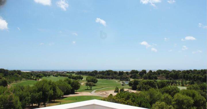 Weitläufiger Blick über den Golfplatz und die umliegende Landschaft bis zum Meer.