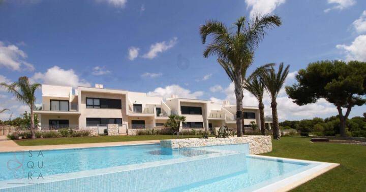 Moderne Wohnanlage mit weitläufiger Grünfläche und großem Gemeinschaftspool.