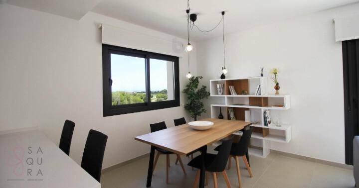 Moderner Essbereich mit Holztisch und minimalistischer Beleuchtung.