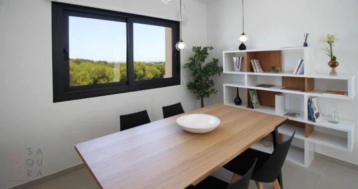 Heller Essbereich mit modernem Regal und Fenster mit Blick auf die Landschaft.