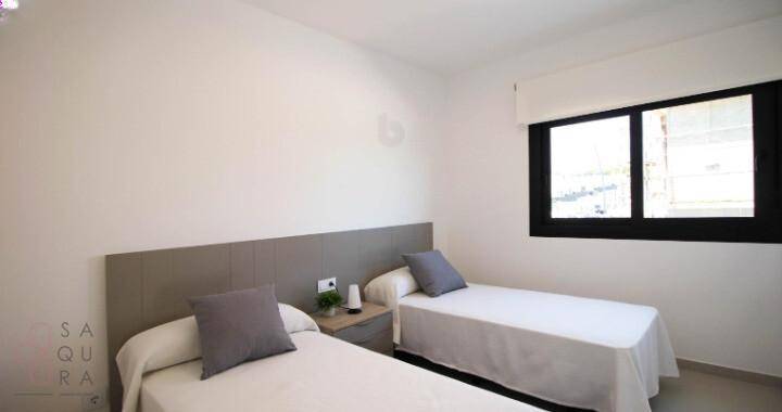 Schlafzimmer mit zwei Einzelbetten und Fenster mit Blick ins Freie.