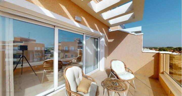 Sonniger Balkon mit Sitzgelegenheiten und Blick auf die Umgebung, ideal zum Entspannen.