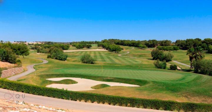 Weitläufiger Golfplatz mit gepflegten Grüns und Sandbunkern.