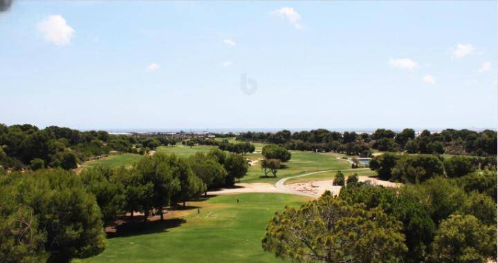 Weitläufiger Blick über den Golfplatz und die umliegende Landschaft bis zum Meer.