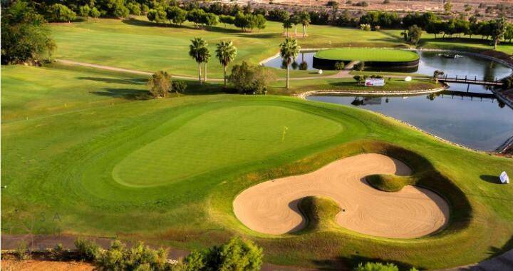 Luftaufnahme des Golfplatzes mit Sandbunkern und Wasserhindernissen.