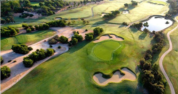 Luftaufnahme des Golfplatzes mit Sandbunkern und gepflegten Fairways.