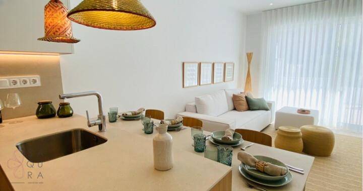 Moderne Küche mit Kücheninsel, Essbereich und offenem Übergang zum Wohnzimmer.