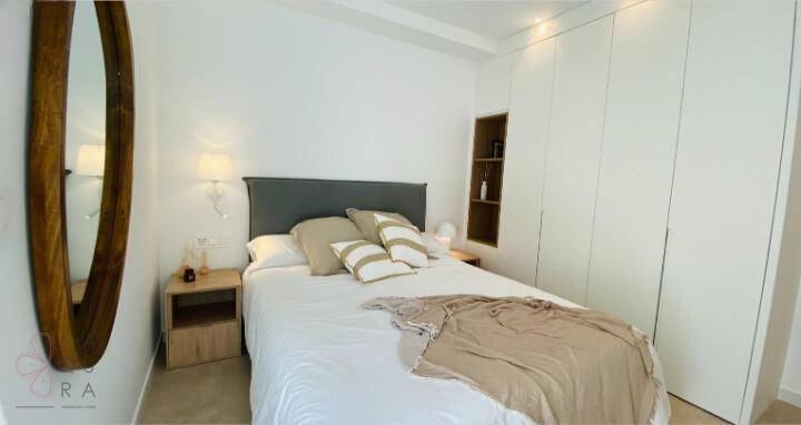 Schlafzimmer mit bequemen Bett und praktischen Einbauschränken für Stauraum.