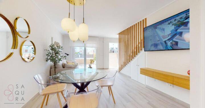 Eleganter Essbereich mit modernem Esstisch, Pendelleuchte und offener Treppe.