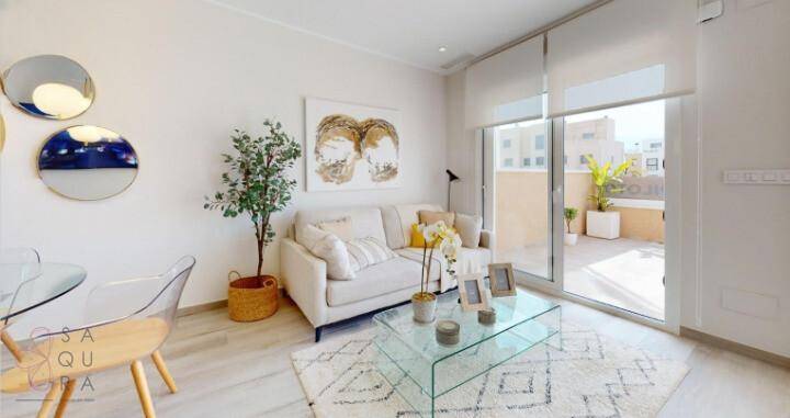 Helles Wohnzimmer mit großen Schiebetüren zur Terrasse und moderner Einrichtung.