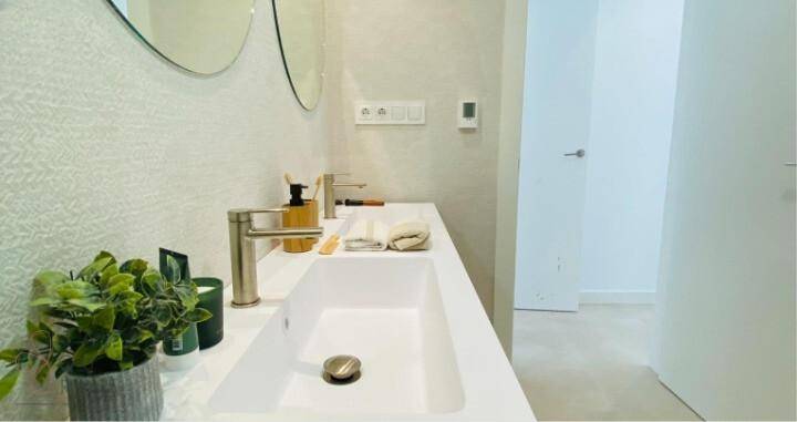 Doppelwaschbecken mit modernen Armaturen und stilvoller Dekoration im Badezimmer.