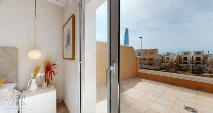 Private Terrasse mit Fliesenboden und Blick auf die umliegenden Gebäude und den Himmel.