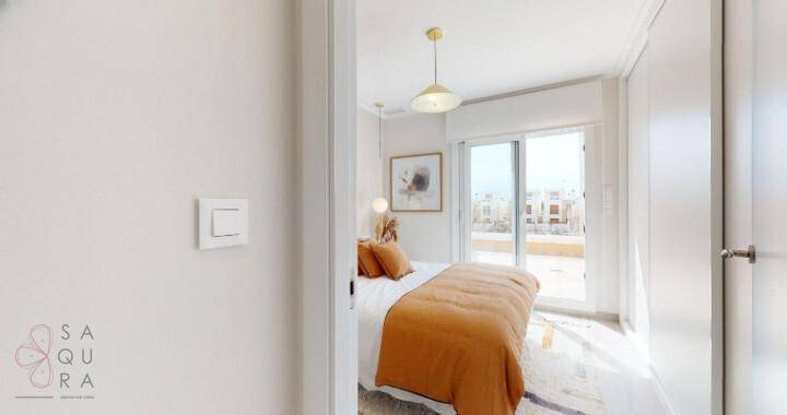 Schlafzimmer mit Doppelbett, moderner Einrichtung und Zugang zu einer privaten Terrasse.