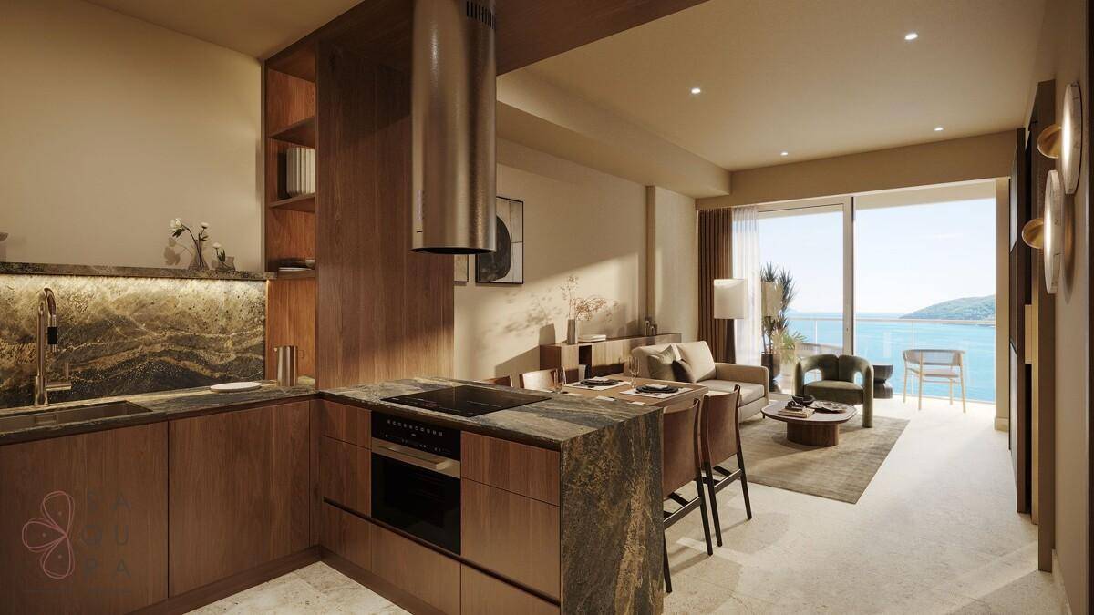 Moderne offene Küche und Wohnbereich mit Meerblick und Zugang zum Balkon.