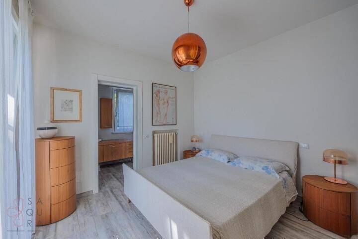 Gemütliches Schlafzimmer mit Doppelbett, Nachttischen und Blick in ein angrenzendes Zimmer.