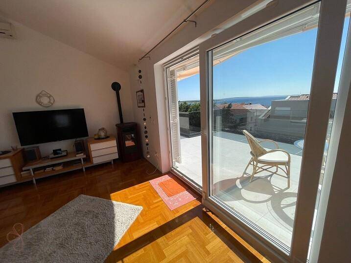 Lichtdurchfluteter Wohnbereich mit direktem Zugang zum Balkon und herrlichem Meerblick.