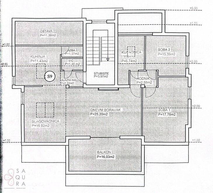 Grundrissplan mit Wohnbereich, Küche, Schlafzimmern, Bad und Balkon.