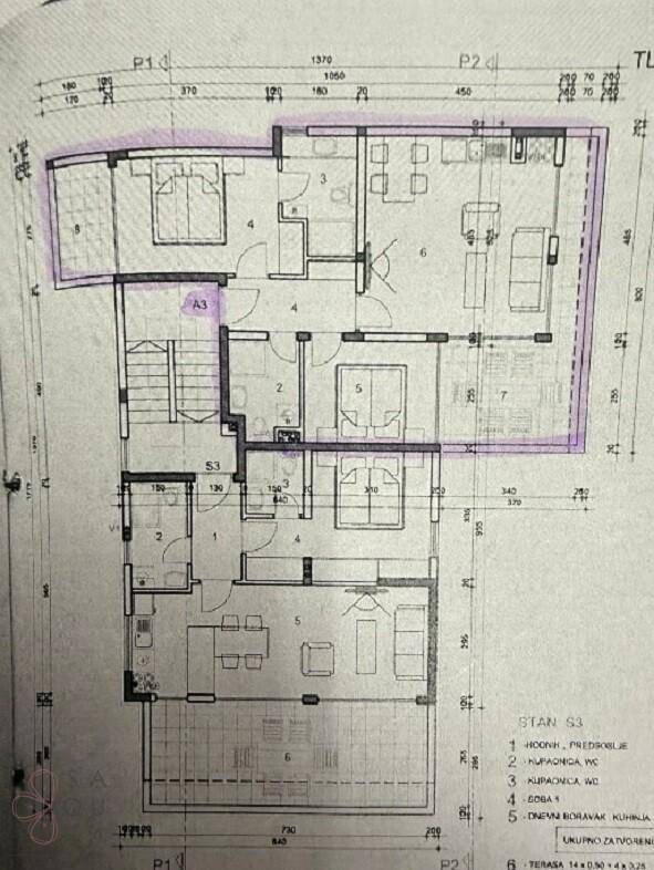 Detaillierter Grundriss einer Wohnung mit mehreren Zimmern und Terrassenbereichen.