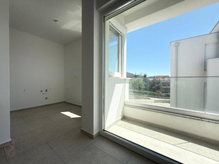Heller Innenraum mit großen Schiebetüren zum Balkon und vorbereiteten Anschlüssen.