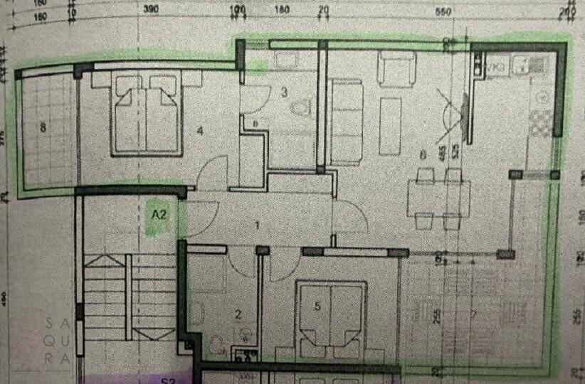 Detaillierter Grundriss einer Wohnung mit mehreren Zimmern und einem Balkon.