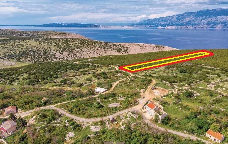 Panoramablick auf ein Küstengrundstück mit Meerblick und umliegender Natur unter blauem Himmel.