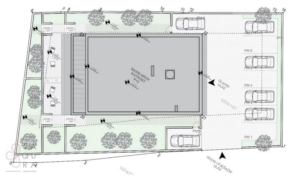 Grundriss des Grundstücks mit Parkplätzen, Zufahrt und der Position des Gebäudes.