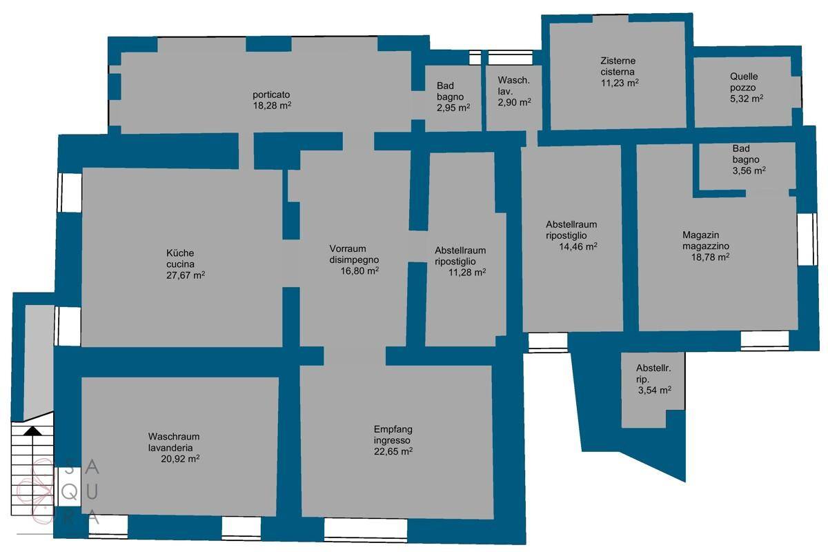 Grundriss des Erdgeschosses mit Küche, Waschraum, Bädern und Abstellräumen.