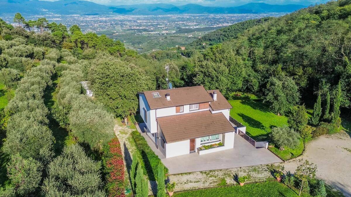 Luftaufnahme des Anwesens mit Haus, Olivenhainen und weitem Blick über die Landschaft.