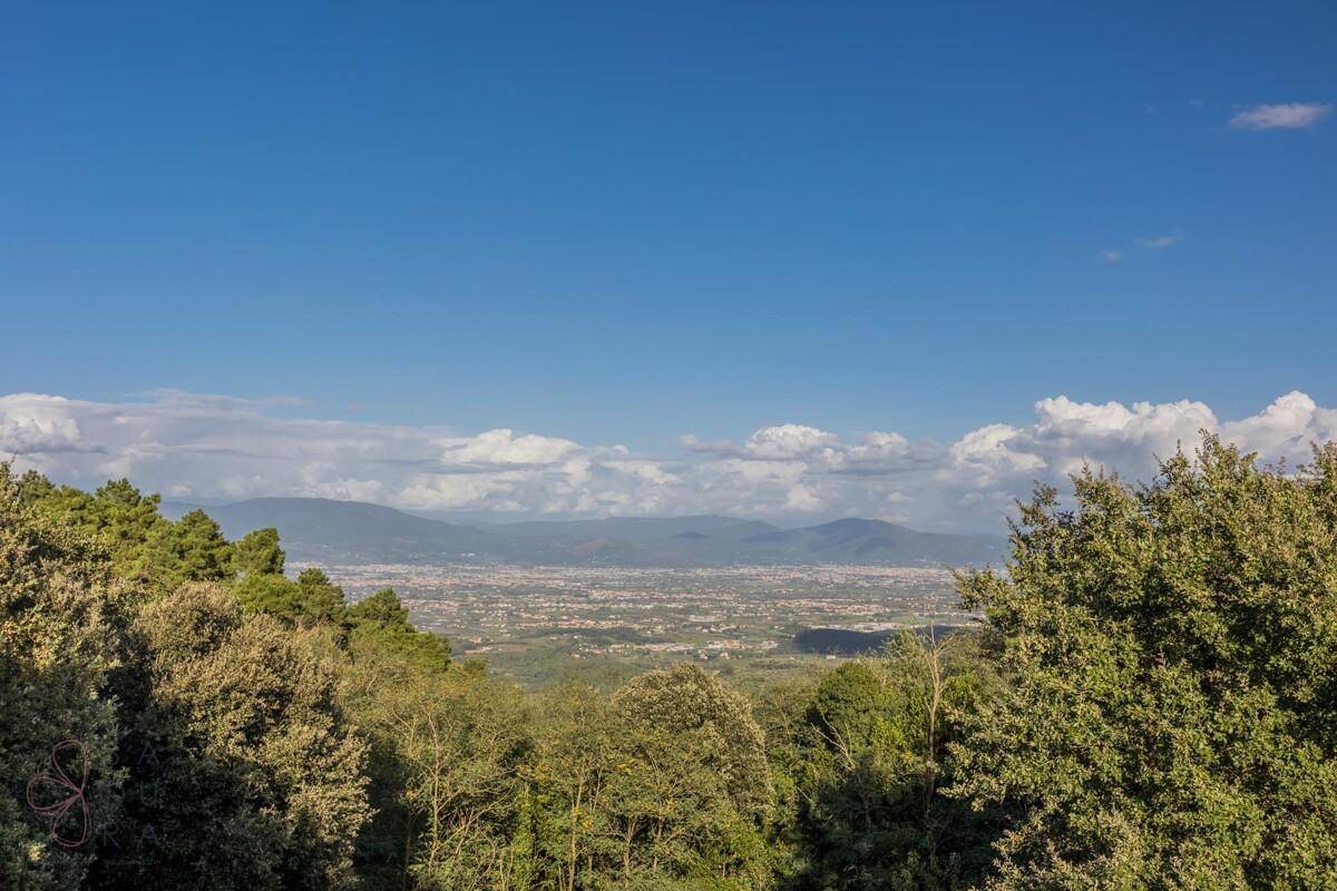 Atemberaubender Panoramablick über eine Stadt und die umliegende Berglandschaft.