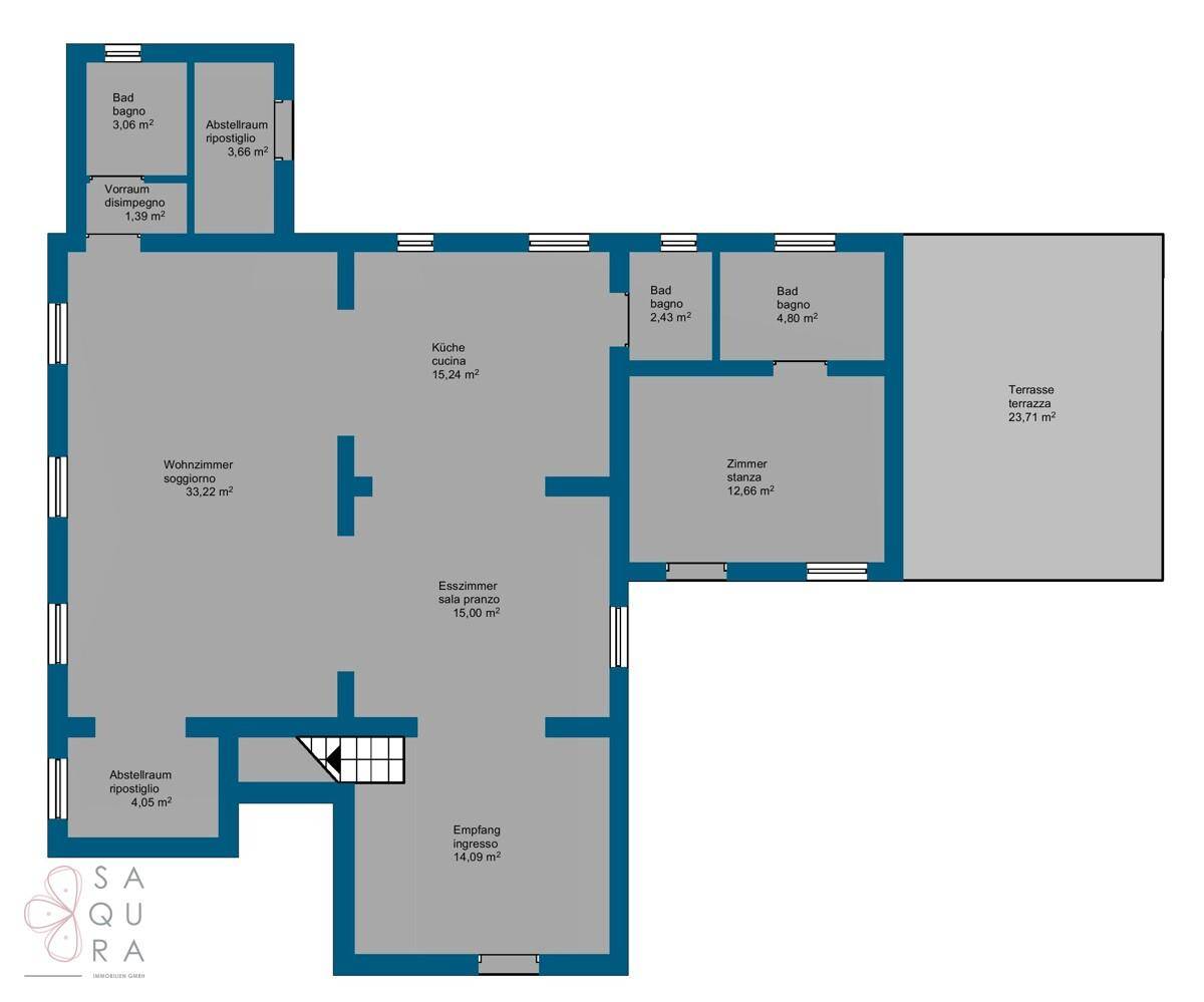 Grundriss der unteren Etage mit Wohnzimmer, Esszimmer, Küche und mehreren Bädern, inklusive Terrasse.