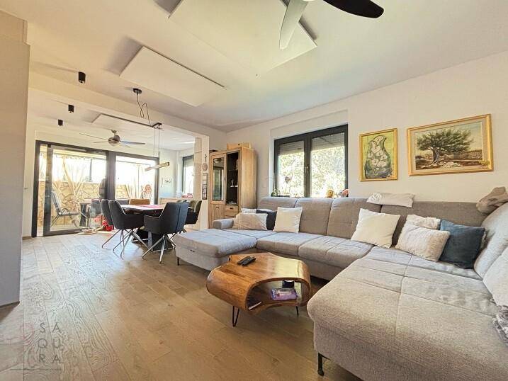 Geräumiger Wohn- und Essbereich mit Zugang zur Terrasse und viel Tageslicht.