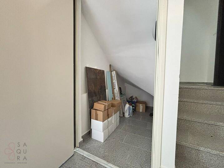 Abstellraum unter der Treppe mit Stauraum für verschiedene Gegenstände.