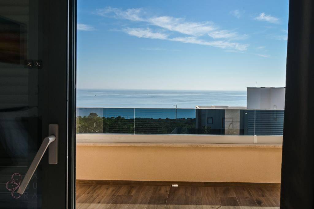 Atemberaubender Meerblick von einem privaten Balkon, der zum Entspannen einlädt.