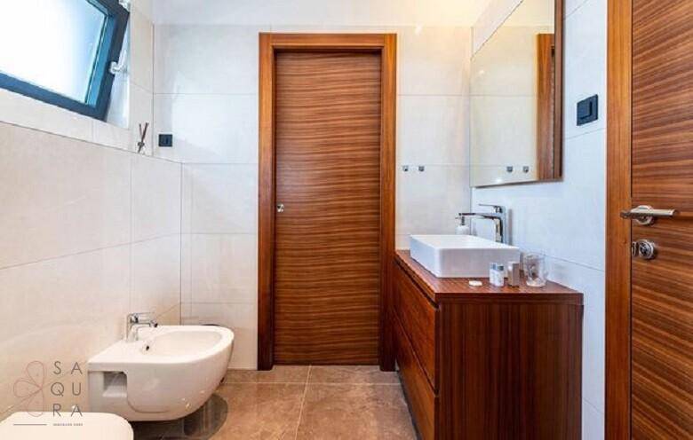 Stilvolles Badezimmer mit modernem Waschtisch, Spiegel, Toilette und Bidet.