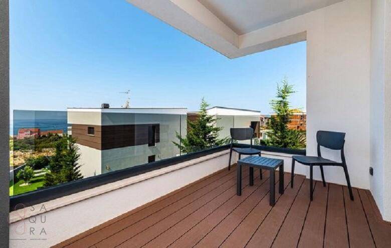 Balkon mit Sitzgelegenheiten und weitem Blick auf das Meer und die Umgebung.