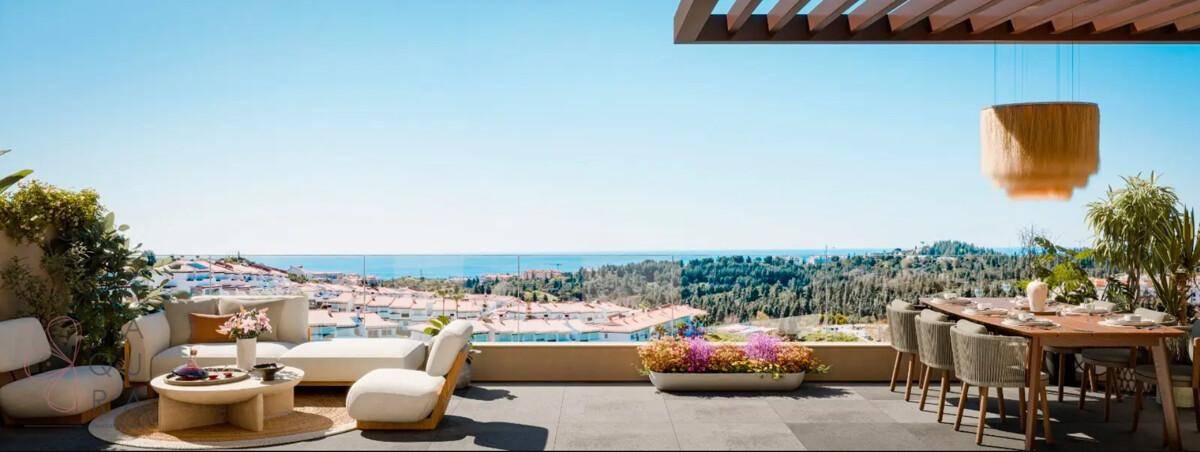 Große Dachterrasse mit Ess- und Loungebereich, Pergola und weitem Meerblick.
