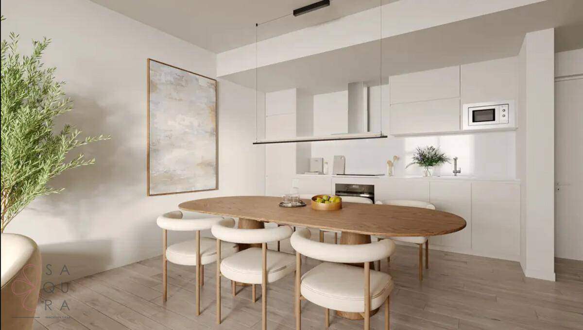Moderne offene Küche mit weißen Schränken und Essbereich mit Holztisch und stilvollen Stühlen.